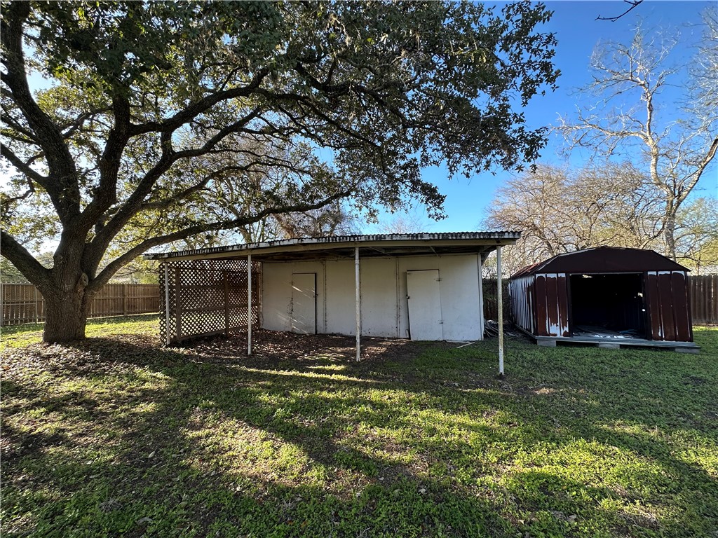 Photo 6 of 6 of 901 E Fannin Street house