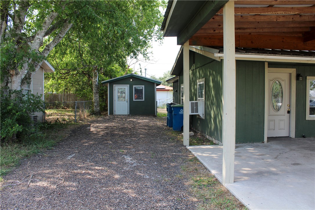 Photo 4 of 28 of 1419 E Corpus Christi Street house