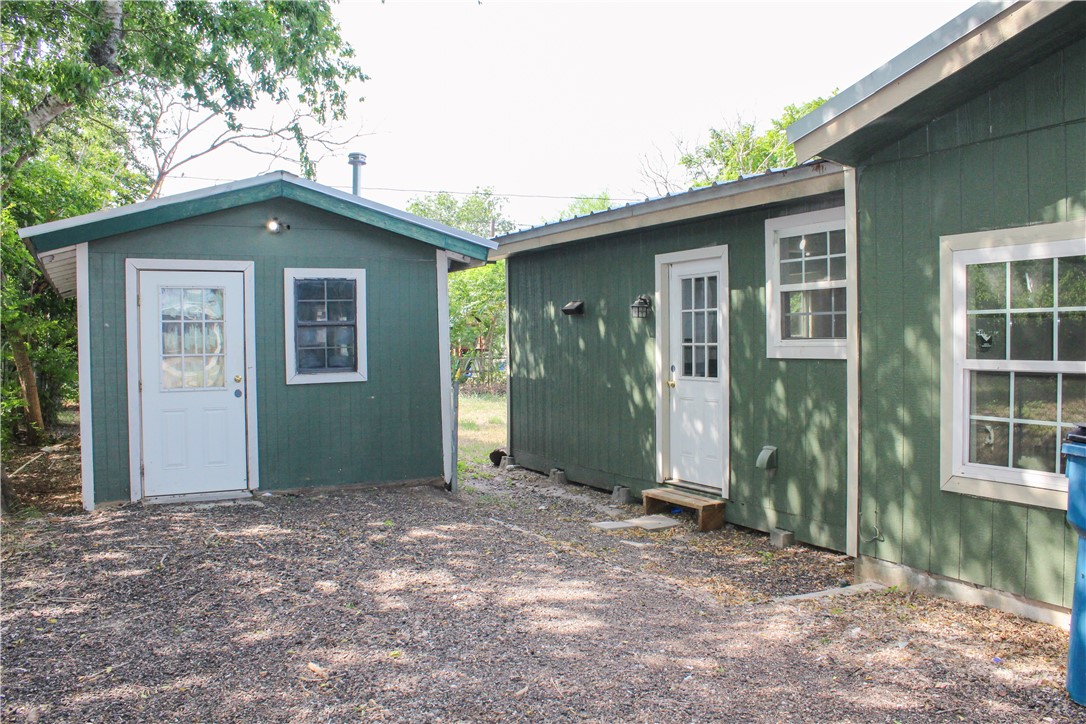 Photo 5 of 28 of 1419 E Corpus Christi Street house