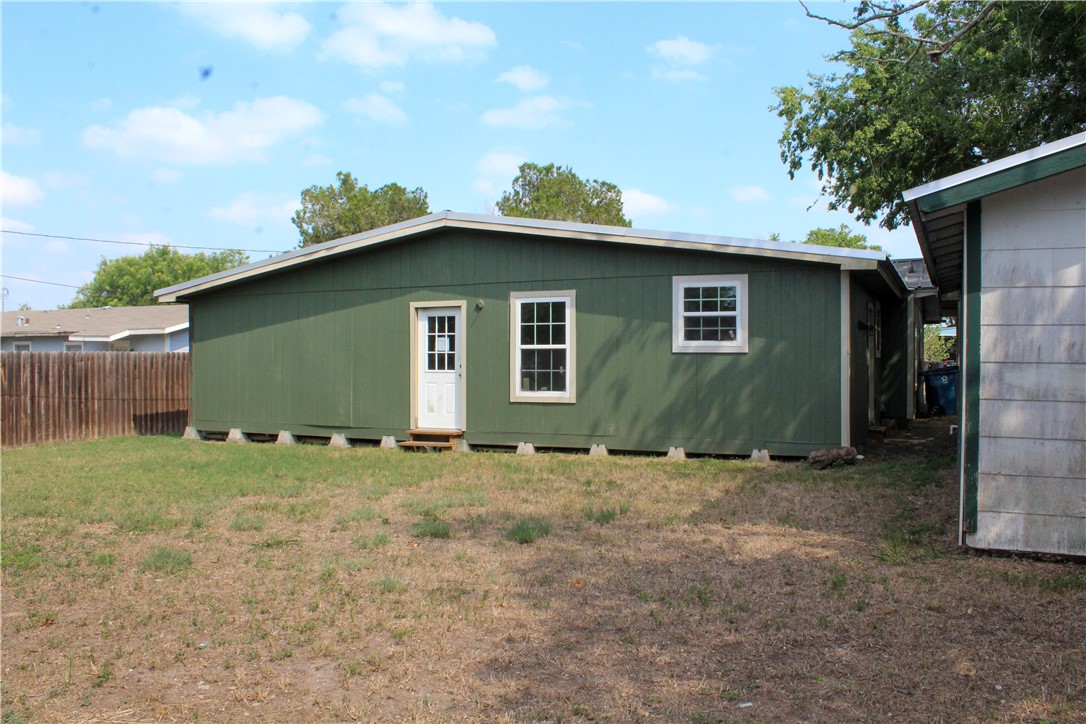 Photo 6 of 28 of 1419 E Corpus Christi Street house