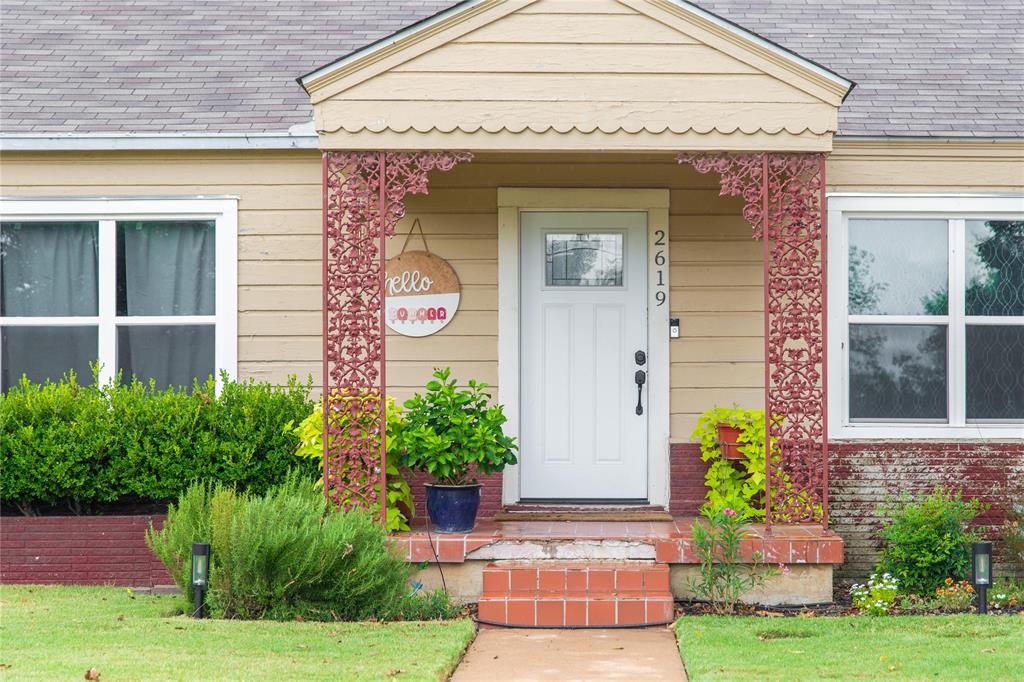 Photo 4 of 30 of 2619 Vine Street house