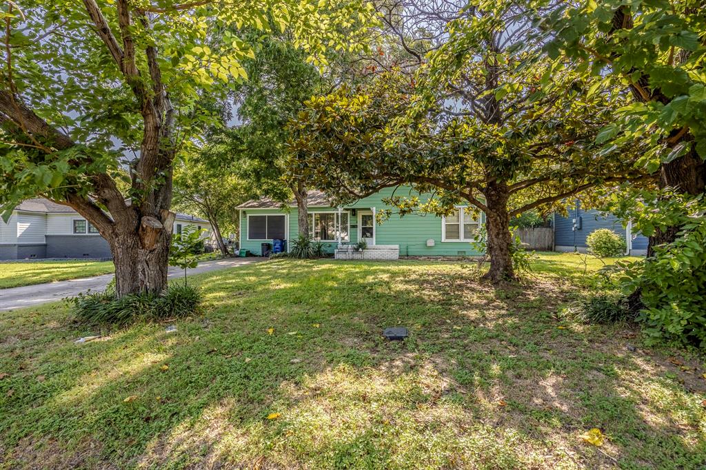 Photo 4 of 32 of 217 SE Tarrant Avenue house