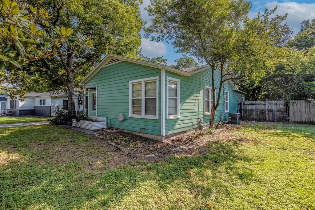 Photo 5 of 32 of 217 SE Tarrant Avenue house