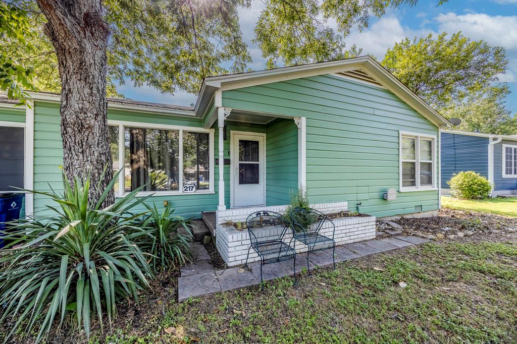 Photo 6 of 32 of 217 SE Tarrant Avenue house