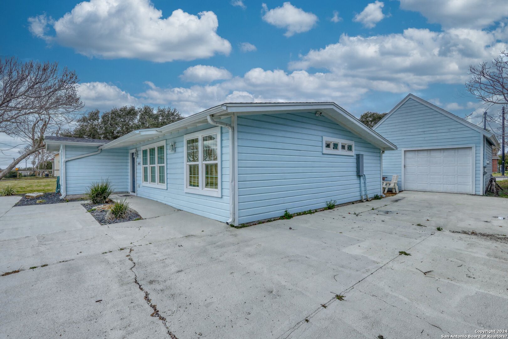 Photo 4 of 43 of 4034 Laguna Shores Rd house