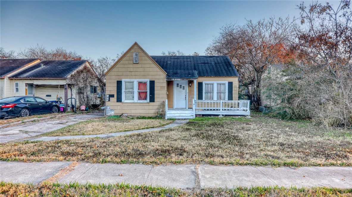 Photo 2 of 28 of 325 Texas Avenue house