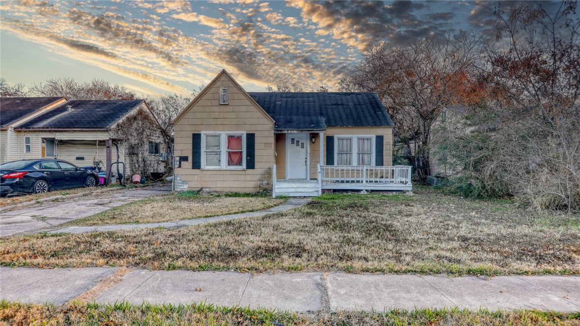 Photo 3 of 28 of 325 Texas Avenue house