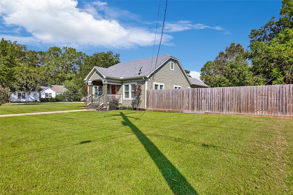 Photo 5 of 23 of 108 W Young Avenue house