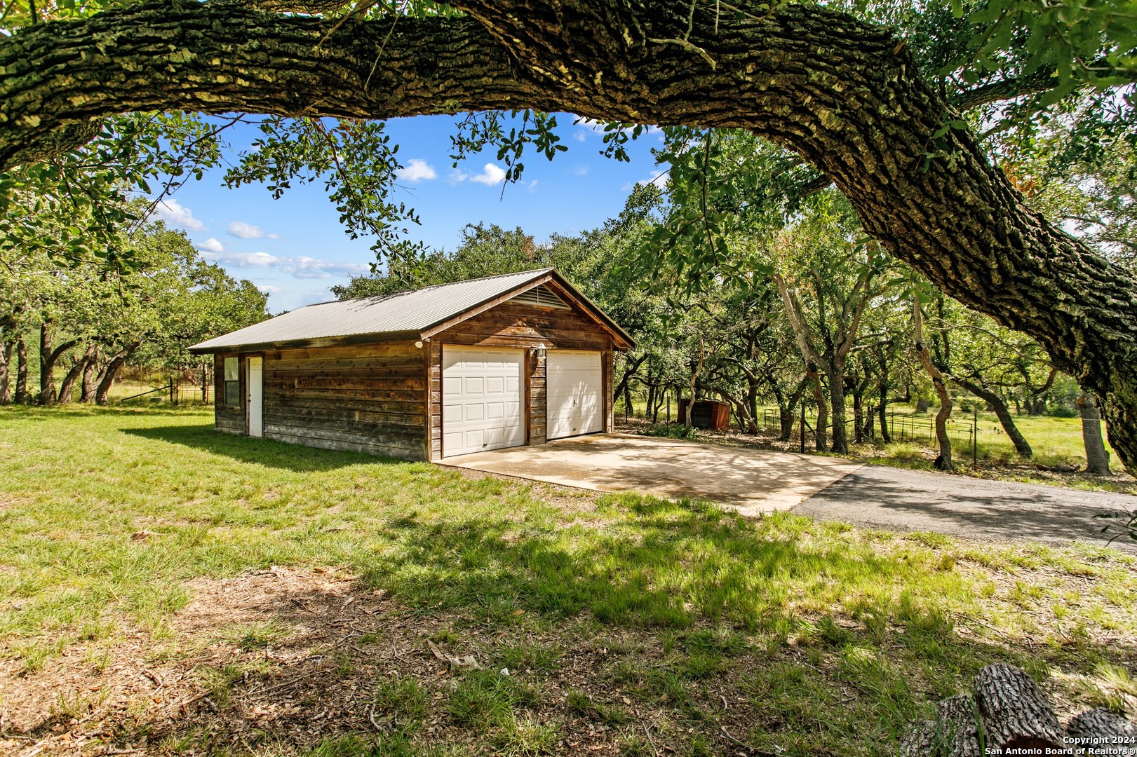 Photo 35 of 40 of 440 Leaning Oak Trail house