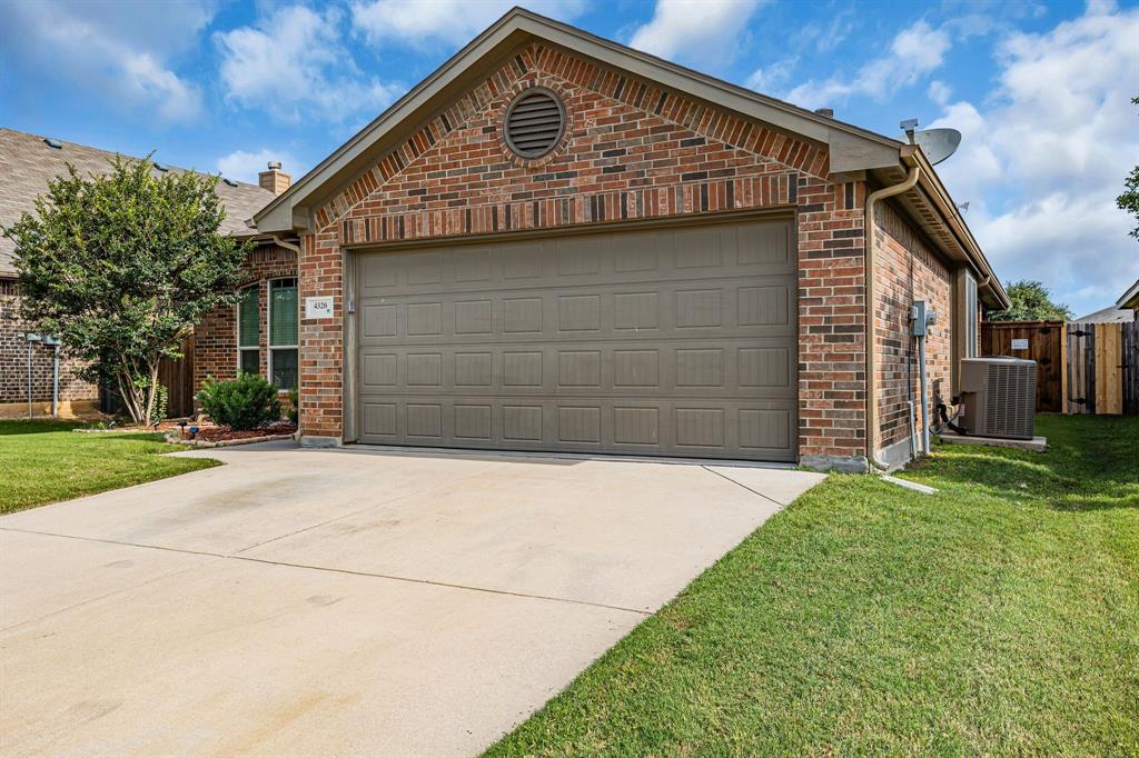 Photo 4 of 31 of 4320 Sweet Clover Lane house