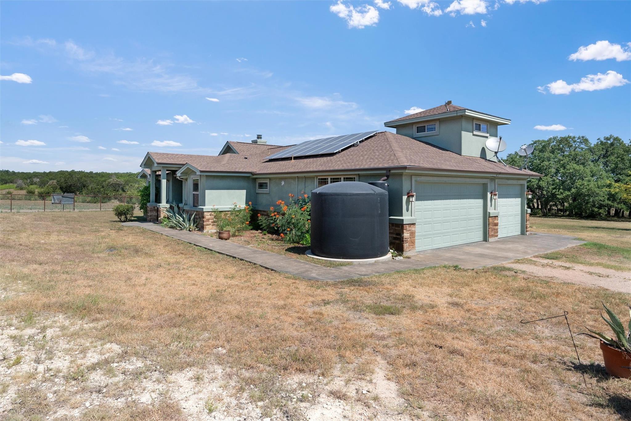 Photo 3 of 40 of 650 Farris Ranch RD house