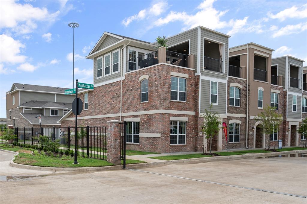 Photo 4 of 39 of 3810 Manhattan Avenue townhome