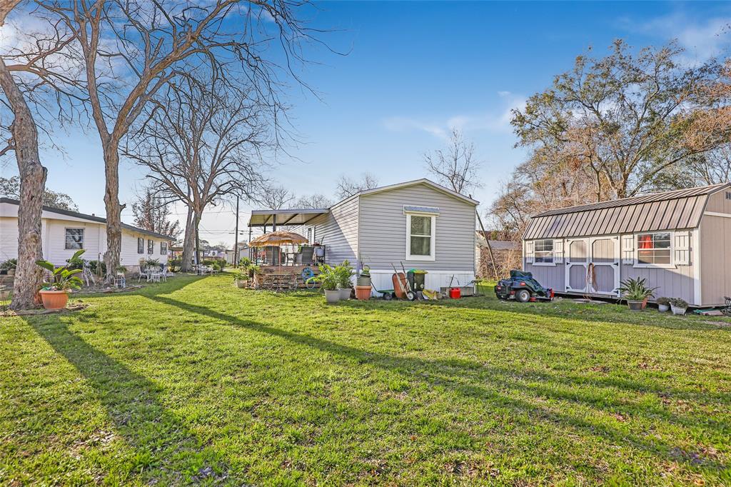 Photo 11 of 29 of 106 N 3rd Street mobile home