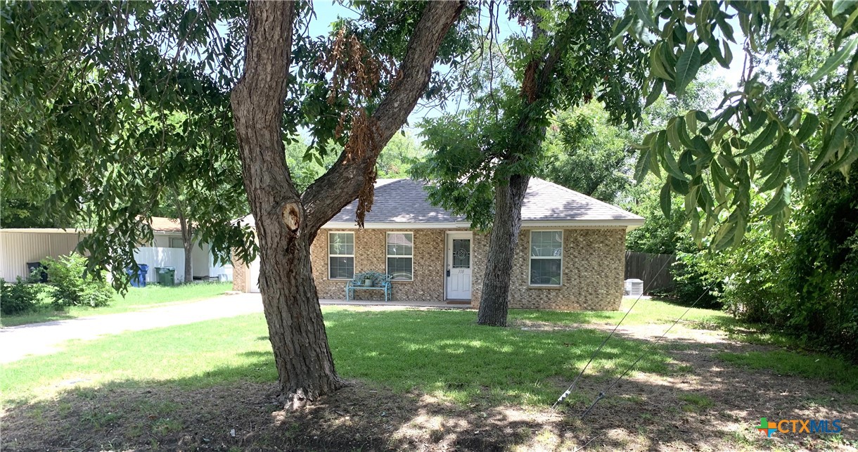 Photo 3 of 32 of 318 S Austin Street house