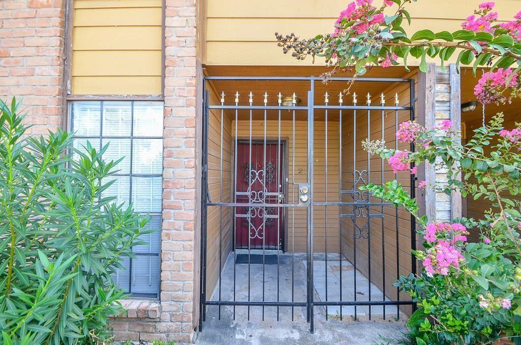 Photo 10 of 10 of 9090 S Braeswood Boulevard townhome