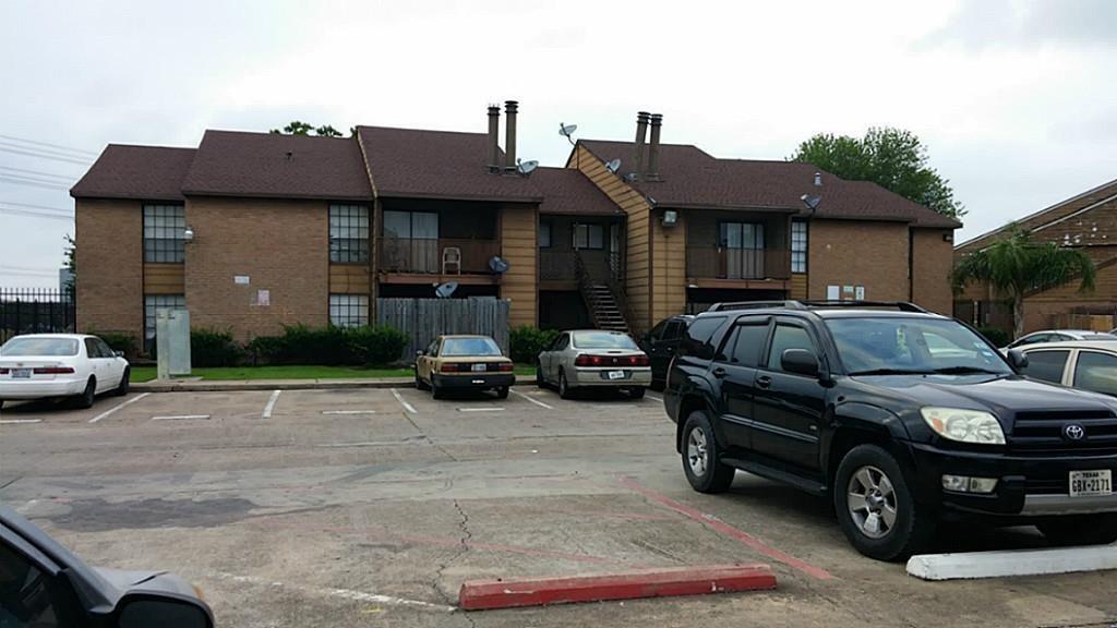 Photo 2 of 10 of 9090 S Braeswood Boulevard townhome