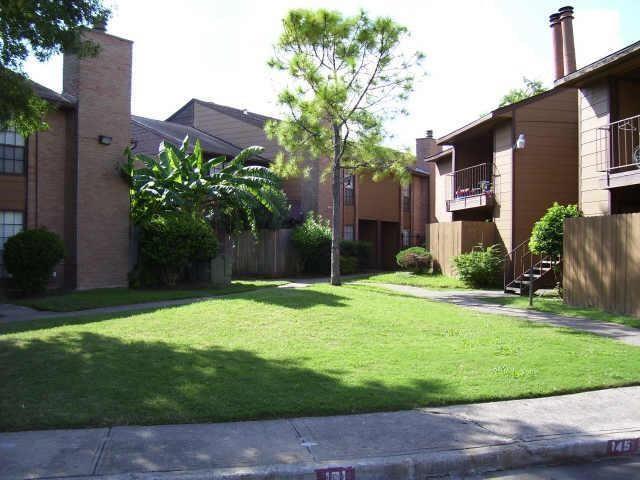 Photo 8 of 10 of 9090 S Braeswood Boulevard townhome