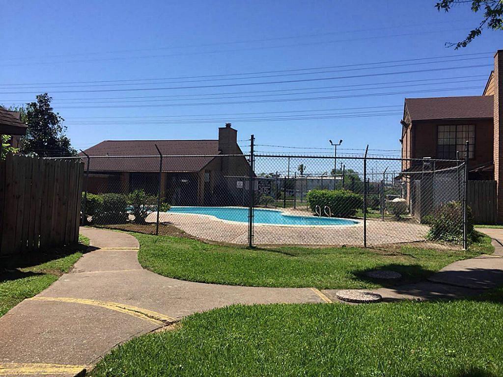 Photo 9 of 10 of 9090 S Braeswood Boulevard townhome