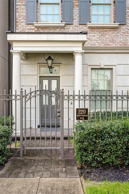 Photo 2 of 21 of 220 Morningside Park Street house