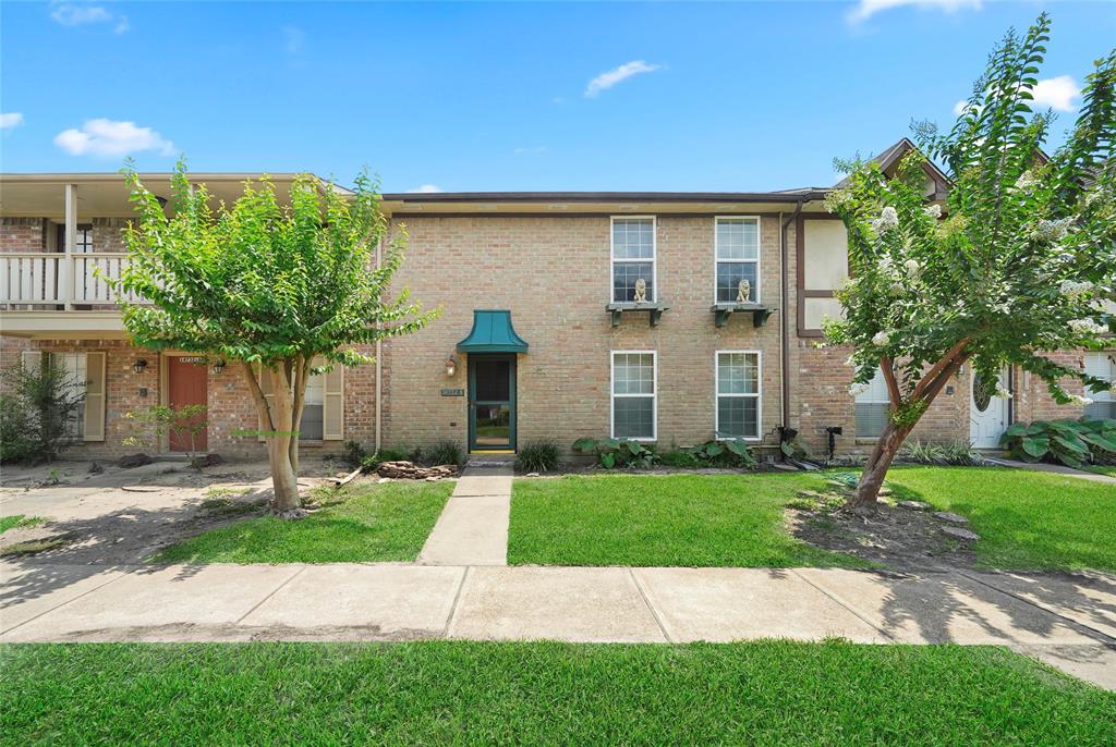 Photo 1 of 29 of 14732 Perthshire Road B townhome