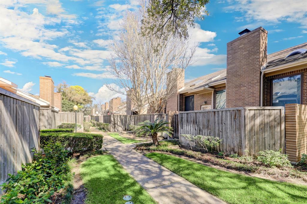 Photo 1 of 40 of 13804 HOLLOWGREEN Drive 33/308 townhome