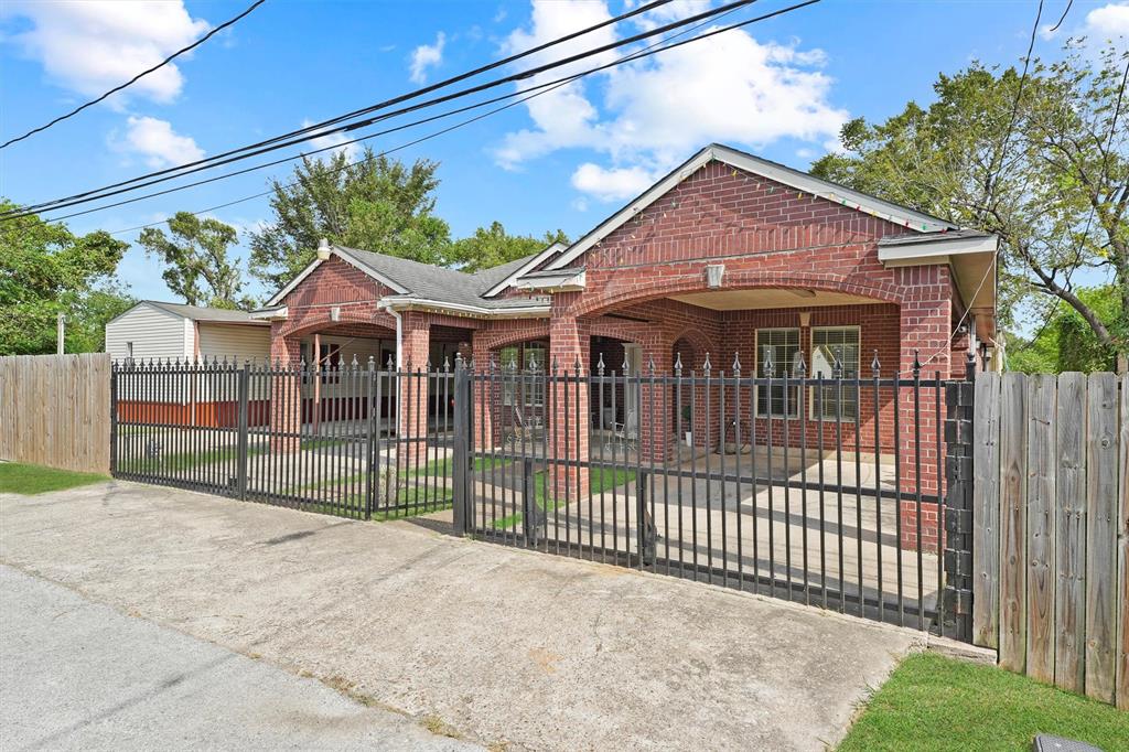 Photo 2 of 20 of 14107 Corpus Christi St Street house