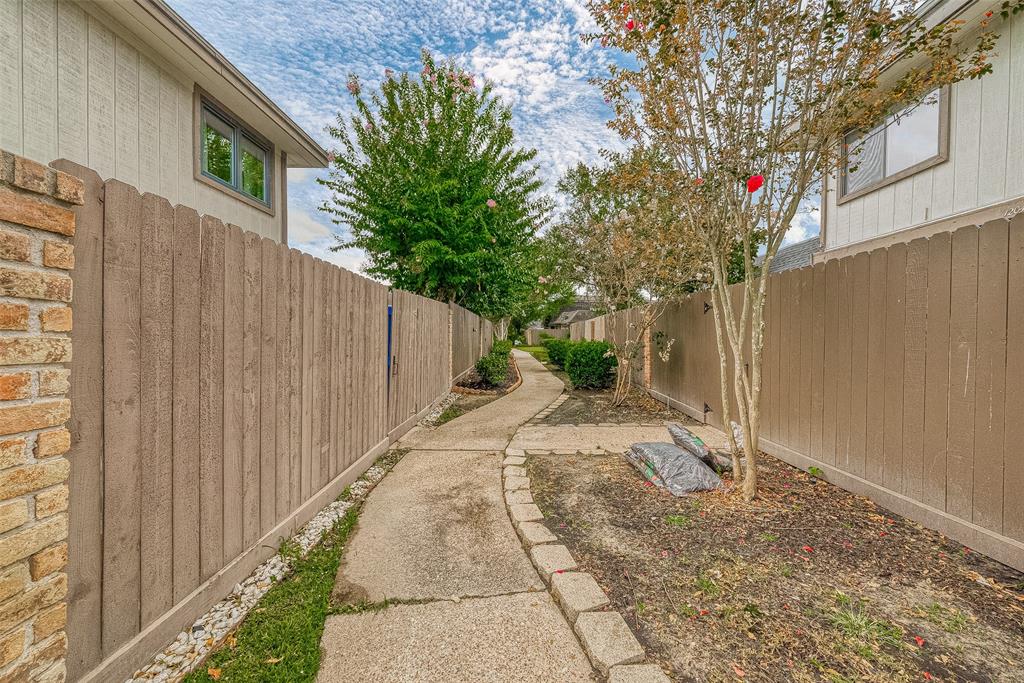 Photo 4 of 33 of 12042 Mighty Oak Drive B townhome