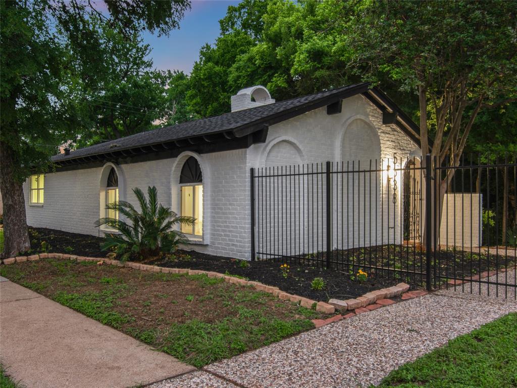 Photo 4 of 41 of 5638 N Braeswood Boulevard house