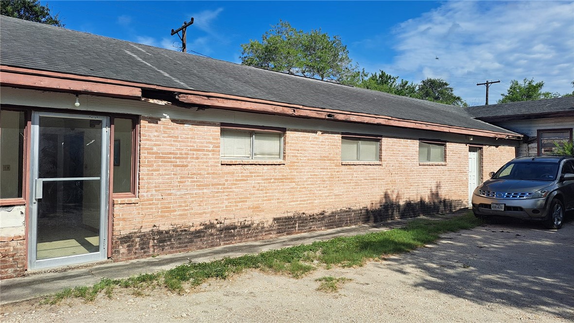 Photo 3 of 16 of 1225 E Lott Avenue house