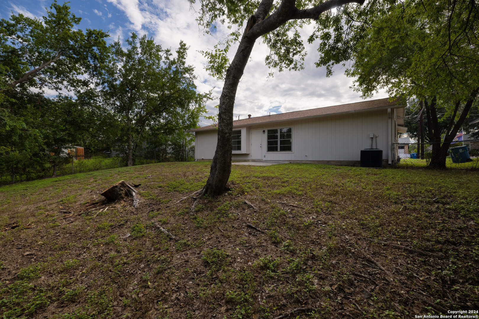 Photo 18 of 19 of 812 hickory hill house