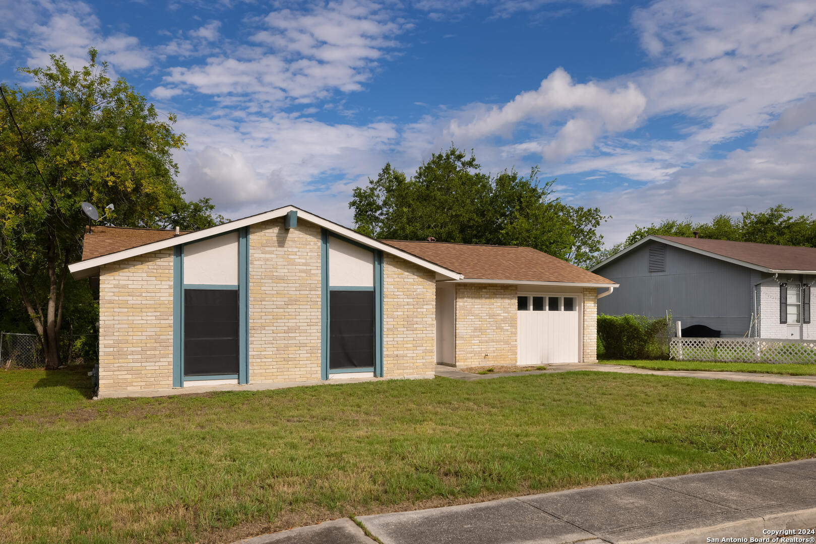 Photo 2 of 19 of 812 hickory hill house