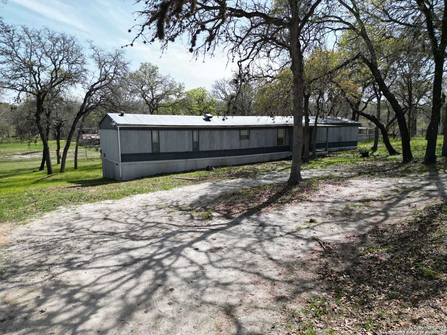 Photo 4 of 28 of 109 LOST TRAIL mobile home