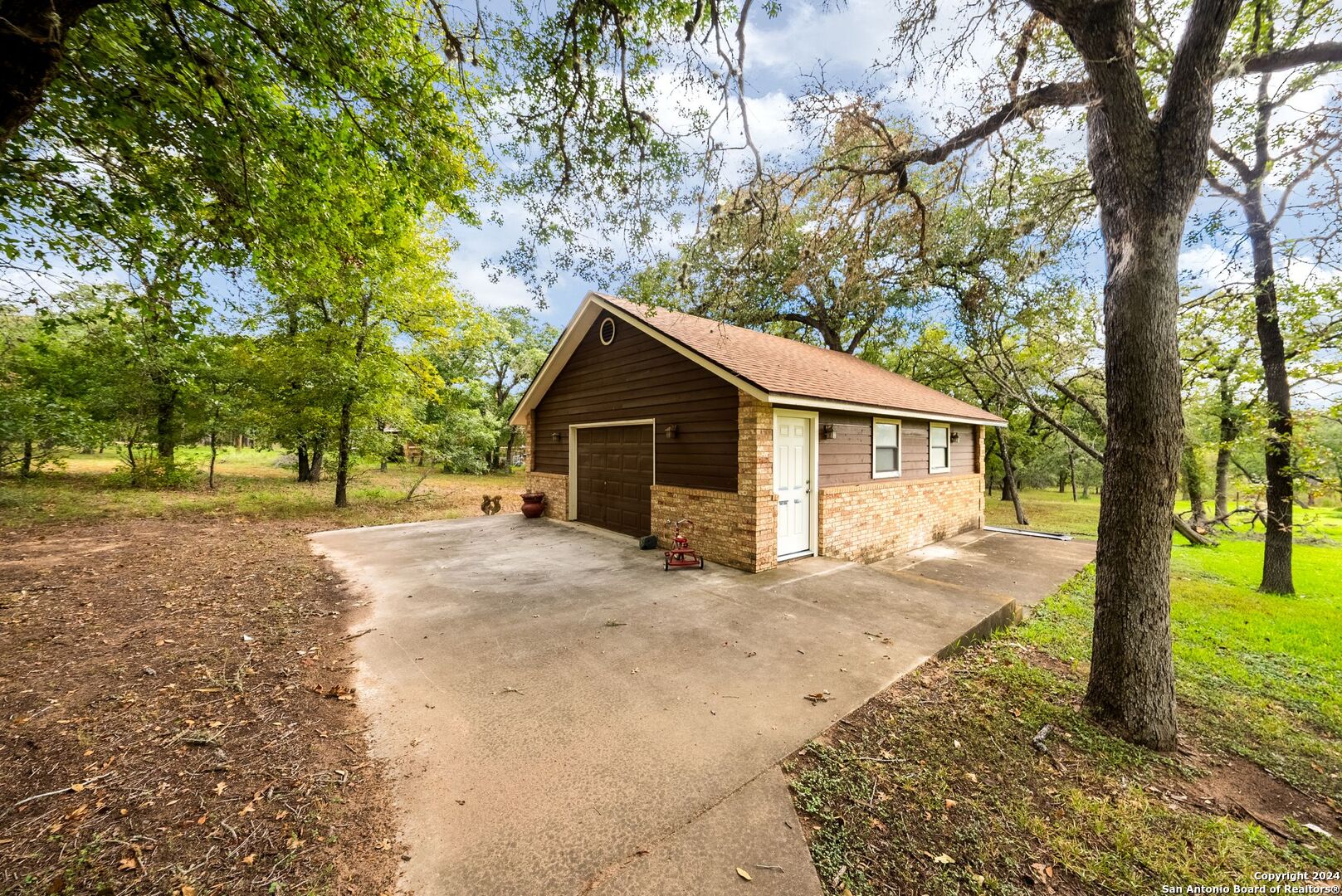 Photo 40 of 81 of 314 OAK BEND DR house