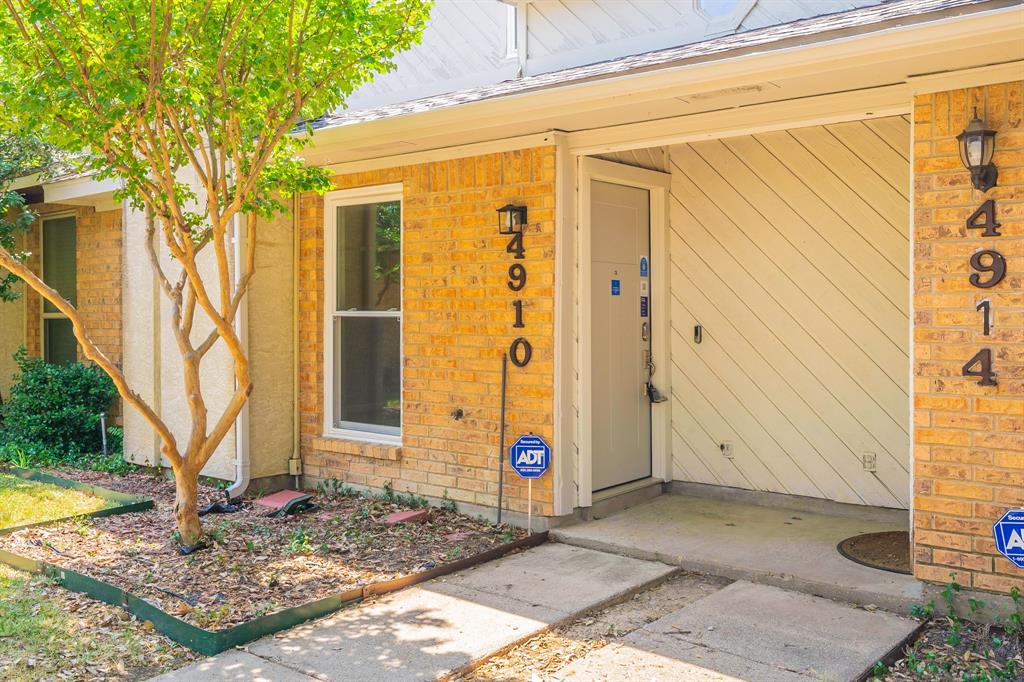 Photo 1 of 40 of 4910 Regal Bluff townhome