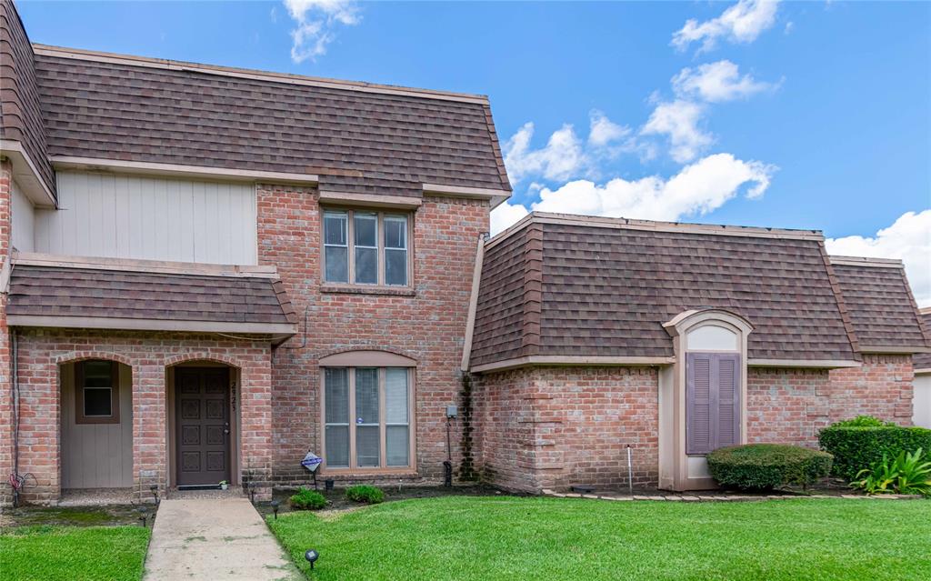 Photo 1 of 27 of 2923 Camelot Lane townhome