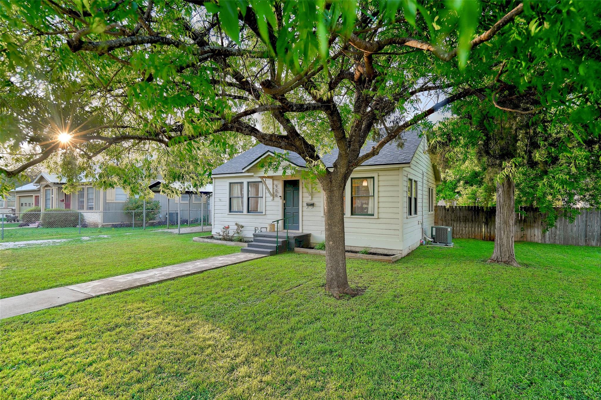 Photo 1 of 40 of 906 E Liberty Ave house