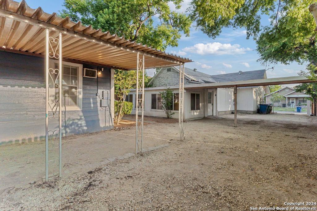 Photo 3 of 27 of 1906 W CESAR E CHAVEZ BLVD house