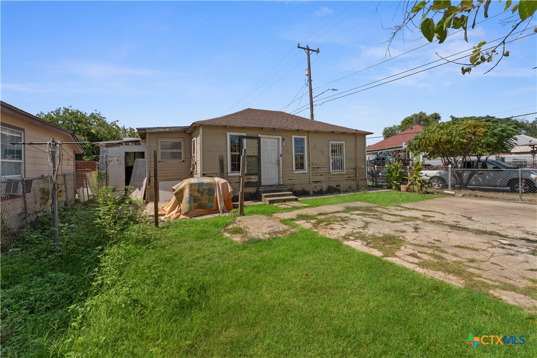 Photo 2 of 12 of 316 S Brazos Street house