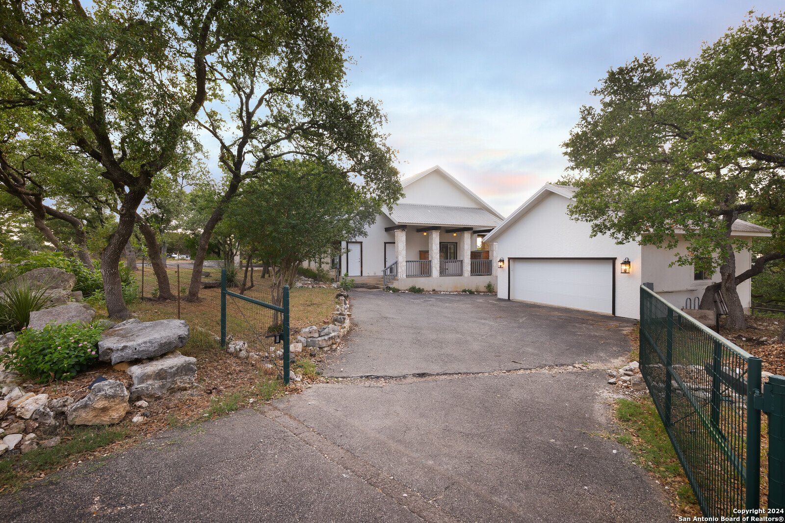 Photo 3 of 61 of 1042 FLAGSTONE DR house