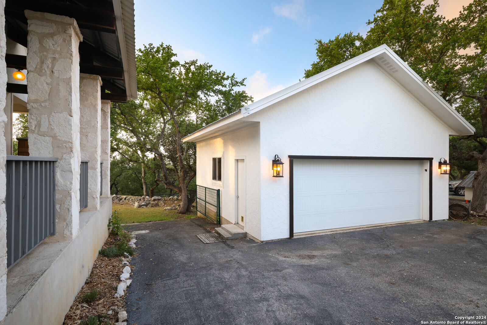 Photo 4 of 61 of 1042 FLAGSTONE DR house