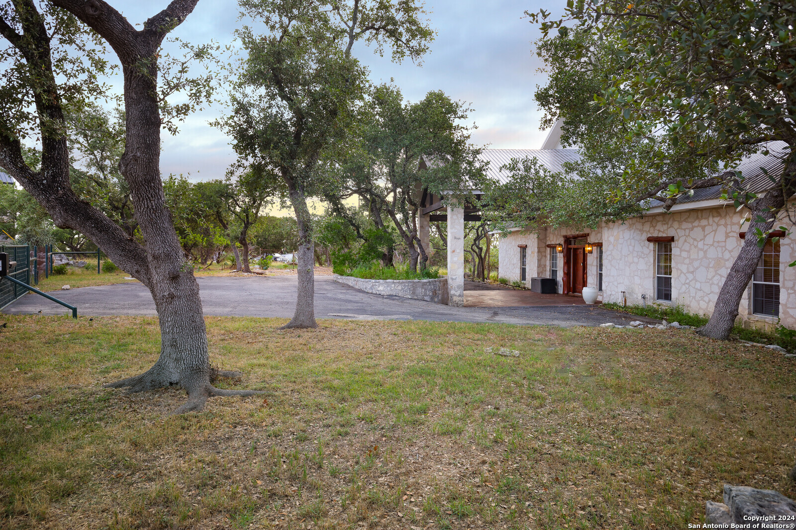 Photo 5 of 61 of 1042 FLAGSTONE DR house