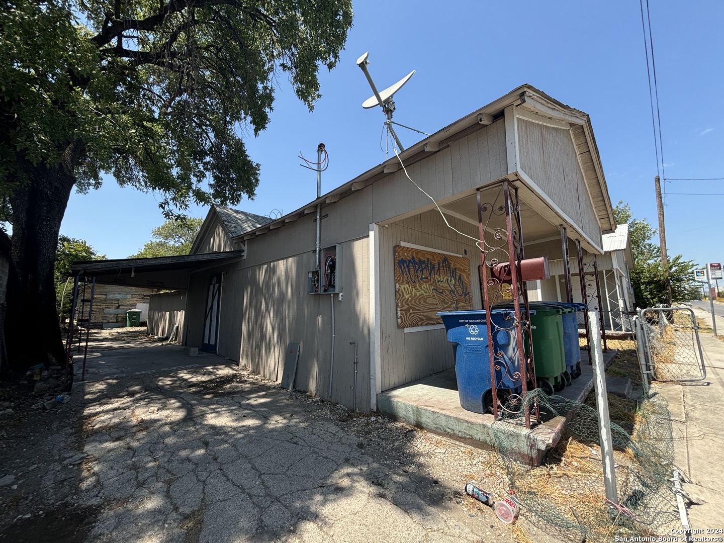 Photo 2 of 5 of 1811 S BRAZOS ST house