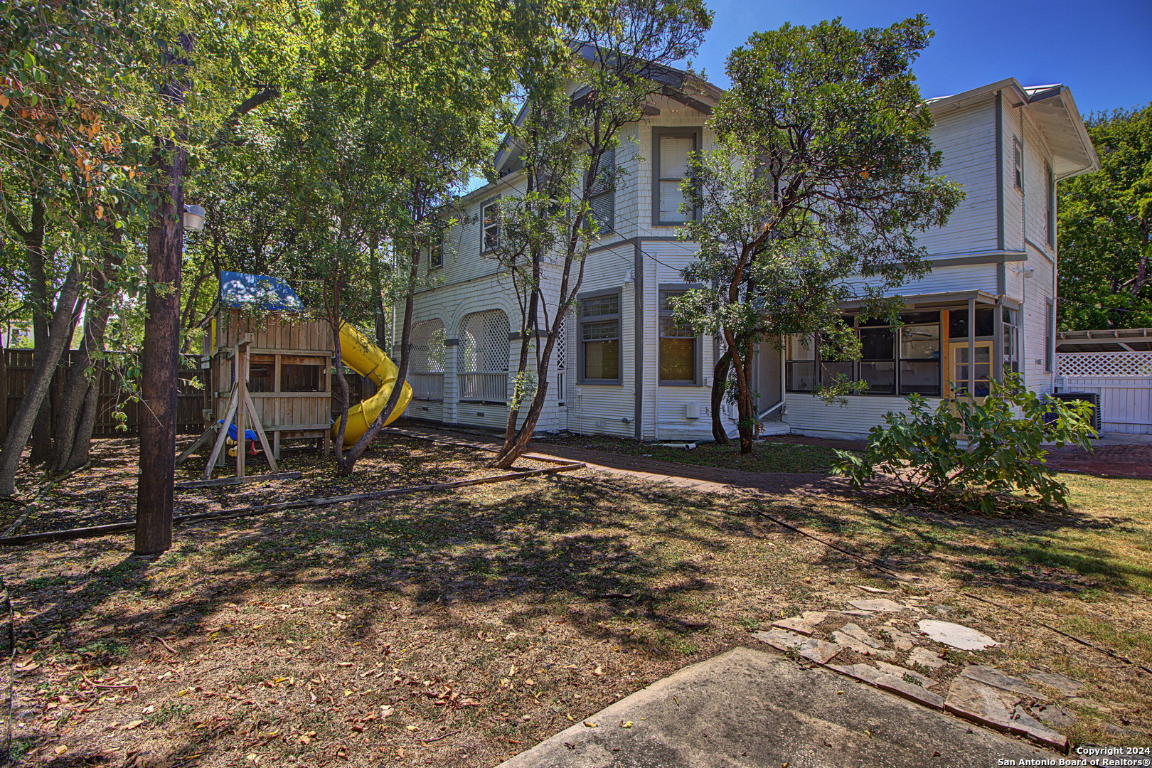 Photo 43 of 46 of 1015 W WOODLAWN AVE house