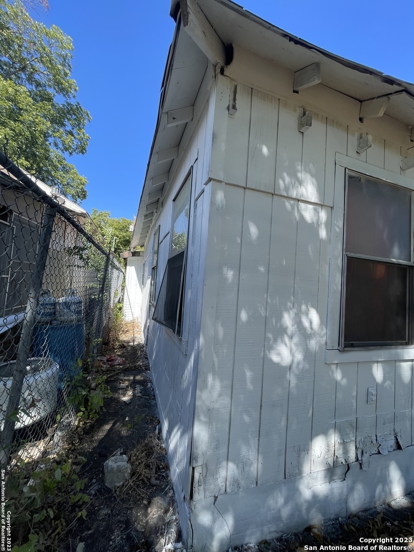 Photo 17 of 18 of 306 S SAN GABRIEL AVE house