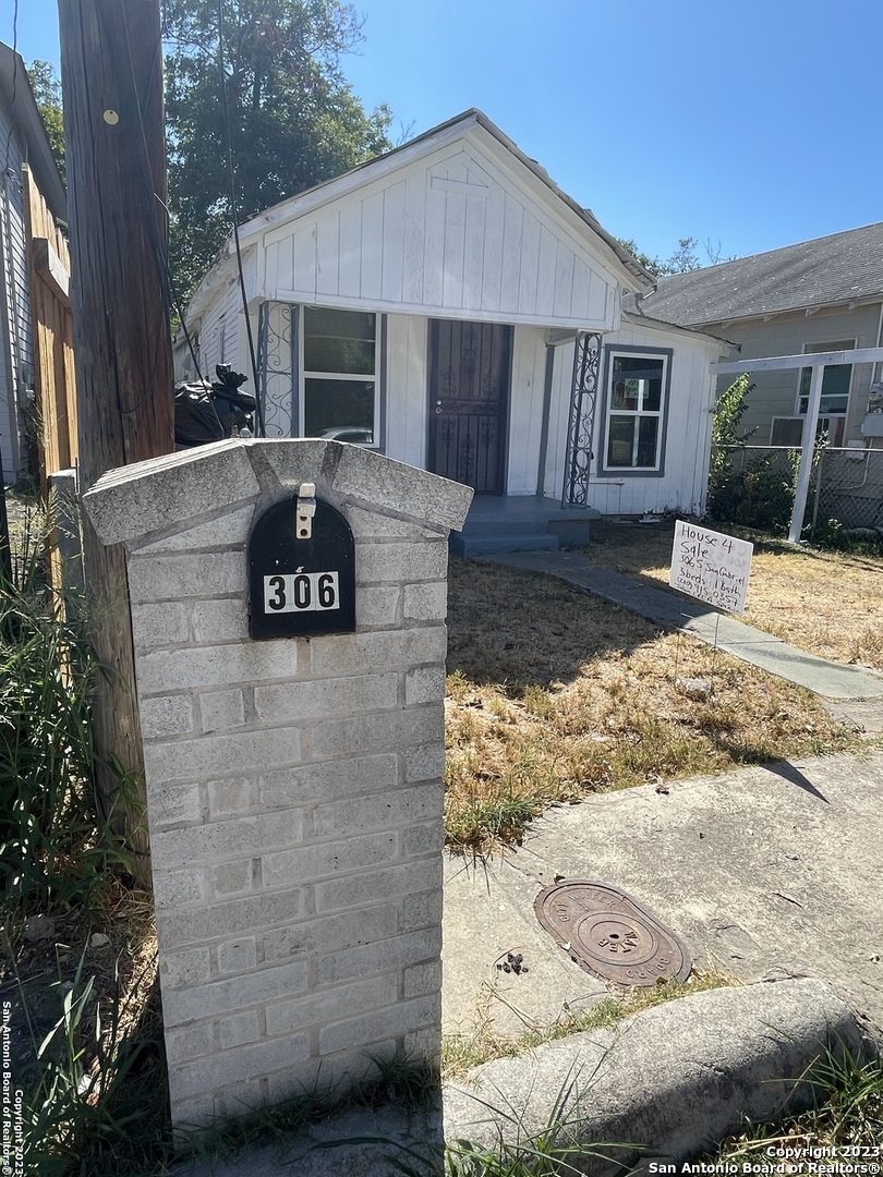 Photo 2 of 18 of 306 S SAN GABRIEL AVE house