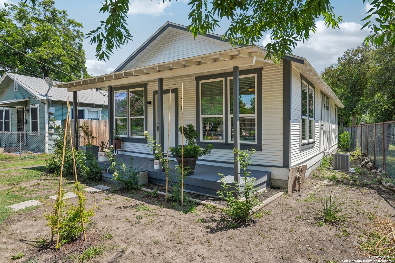 Photo 2 of 18 of 410 McKay Ave house