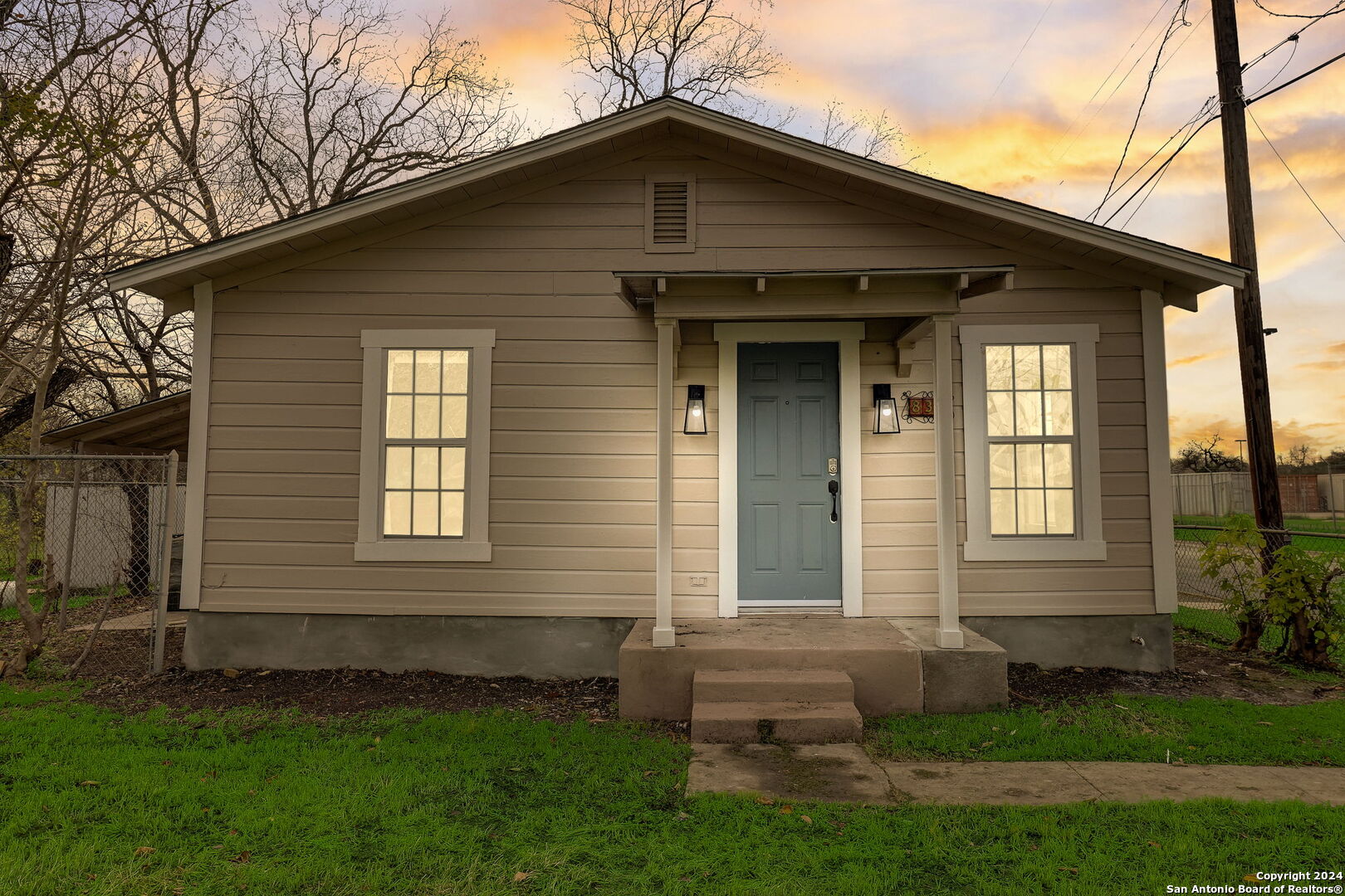 Photo 1 of 43 of 834 Frank St house