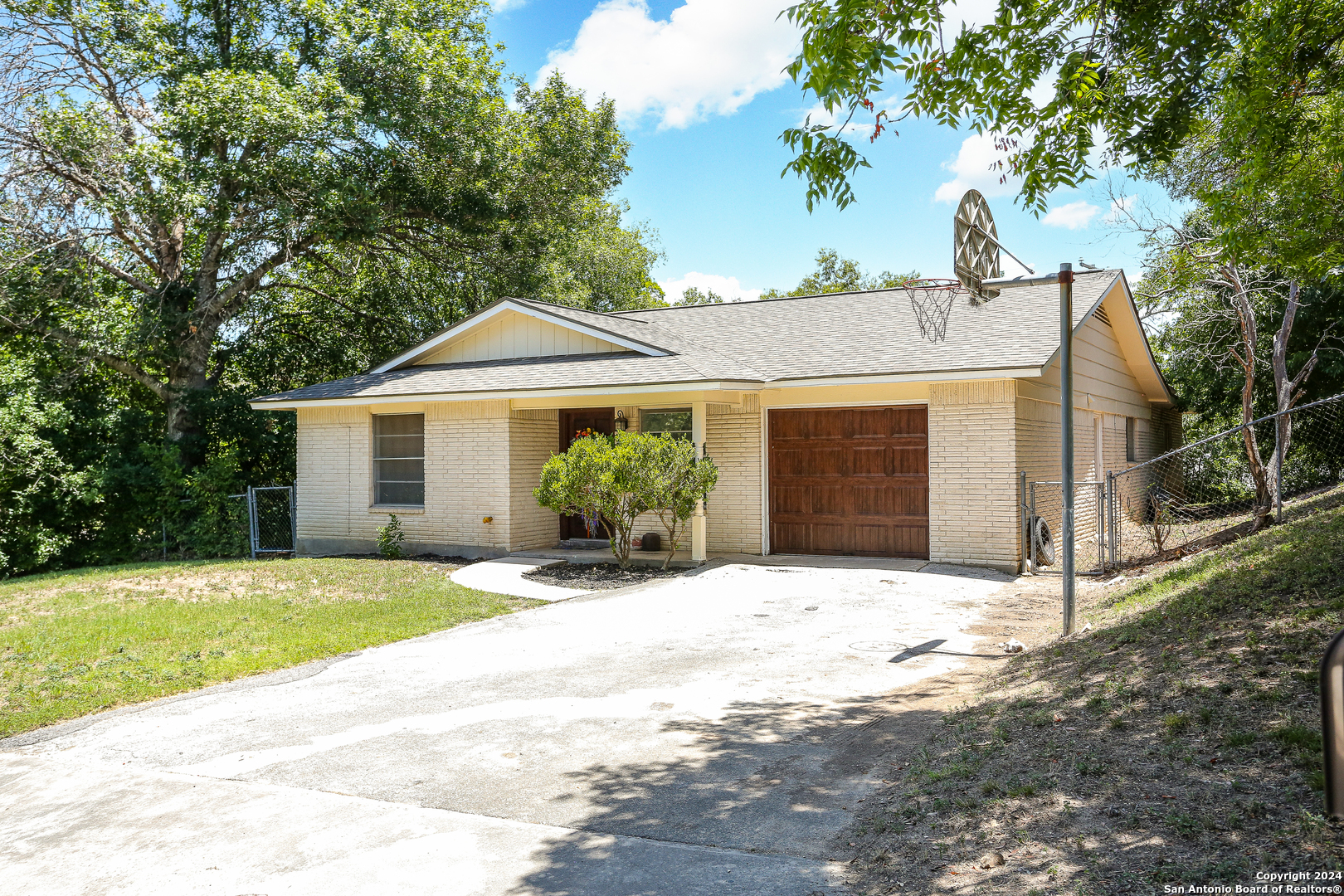 Photo 2 of 21 of 4602 HOLLYRIDGE DR house