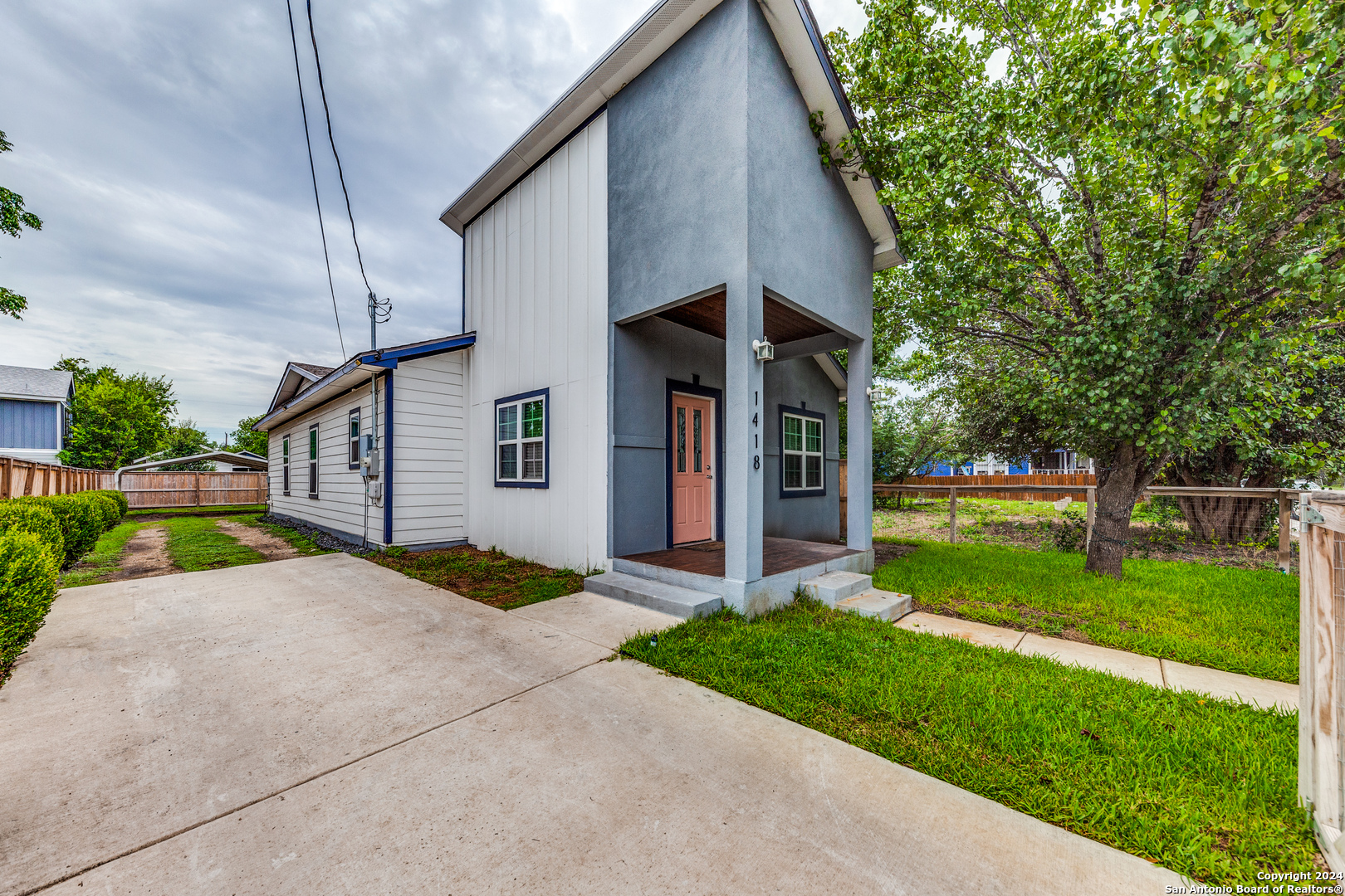 Photo 3 of 23 of 1418 LAMAR ST house