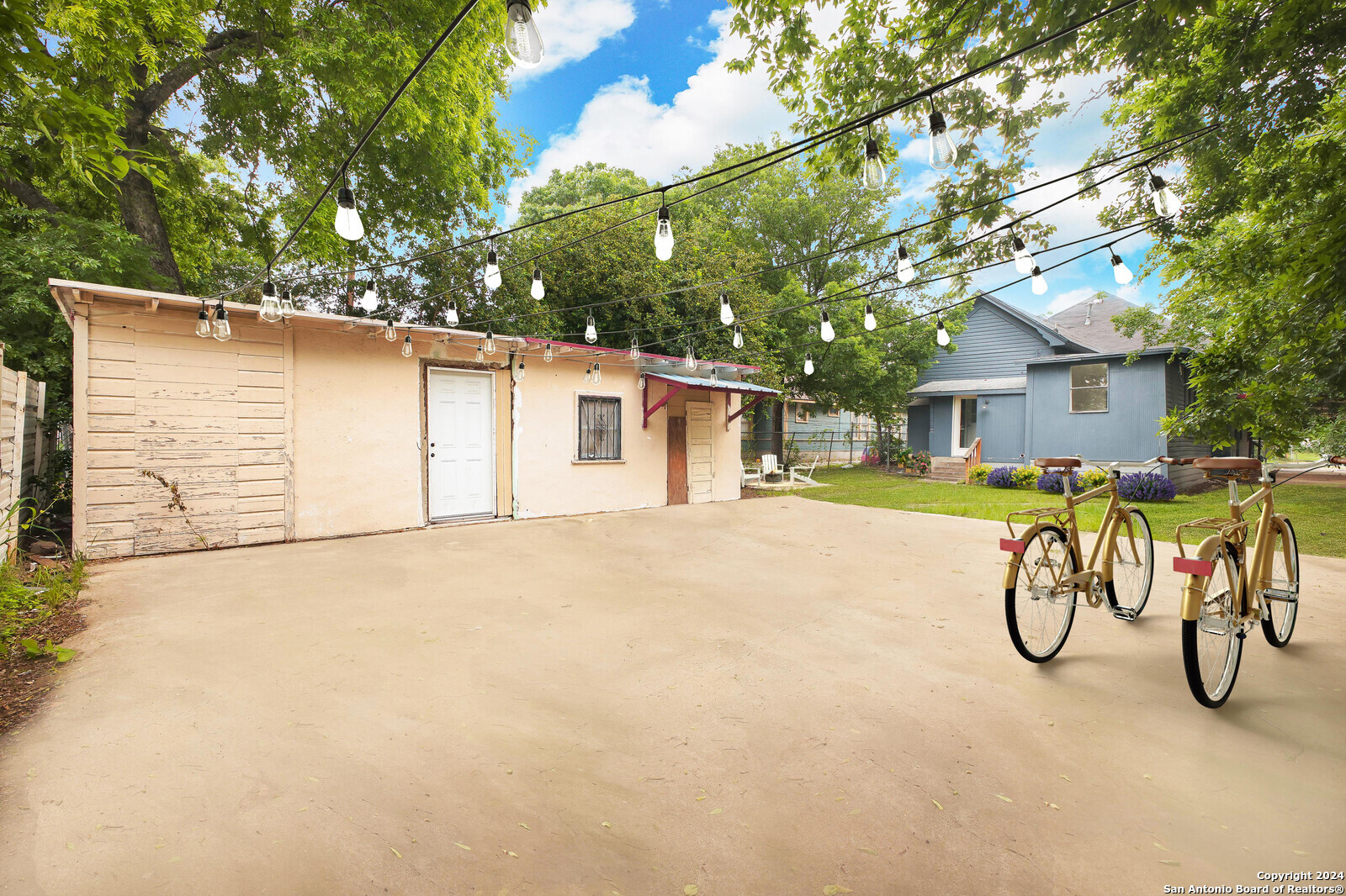 Photo 13 of 13 of 2106 SAUNDERS AVE house